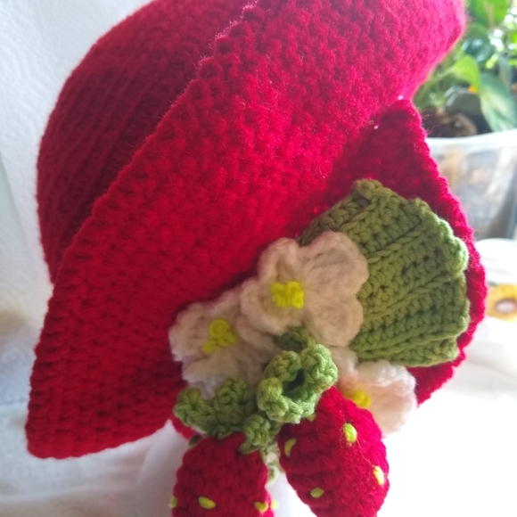 Strawberry Queen Hat, handmade - Picture 4 of 6